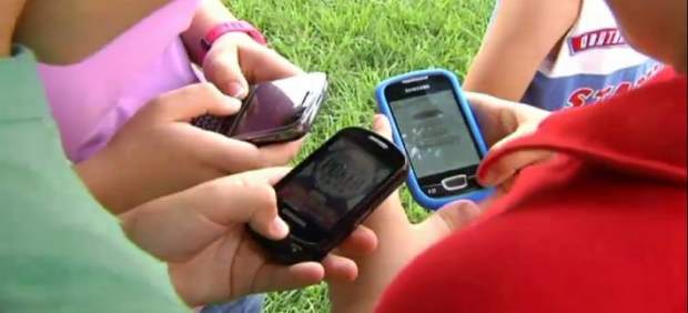 Niños usando un móvil