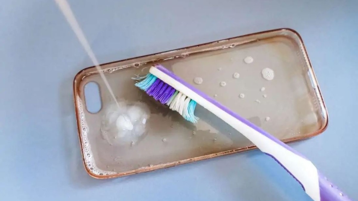 como-limpiar-una-funda-transparente-amarillenta